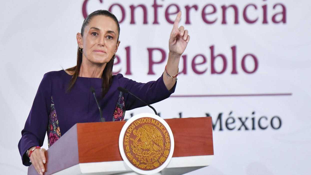 Person speaking at a podium during a conference with a Mexican emblem.