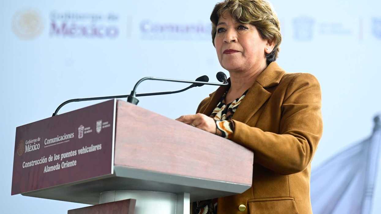 Person speaking at podium with "Gobierno de México" inscription.