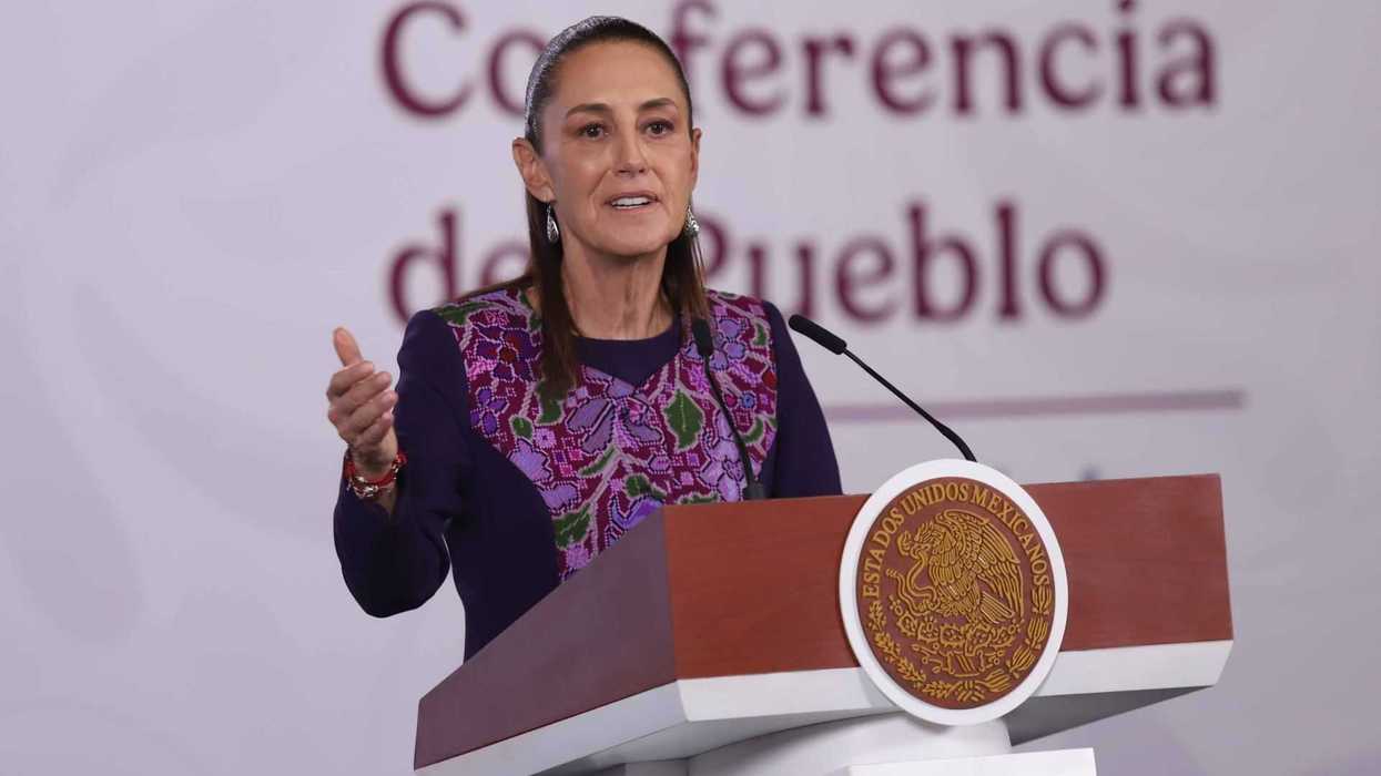 Person speaking at podium with Mexican seal, "Conferencia del Pueblo" in background.
