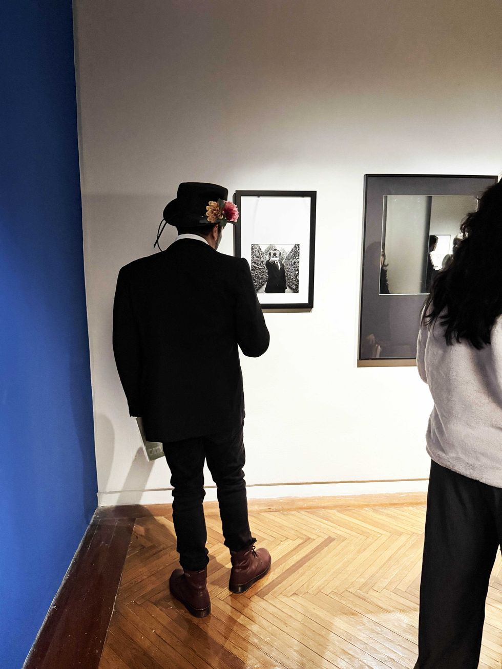 Persona vestida de catr\u00edn observa la exposici\u00f3n de Rodney Smith