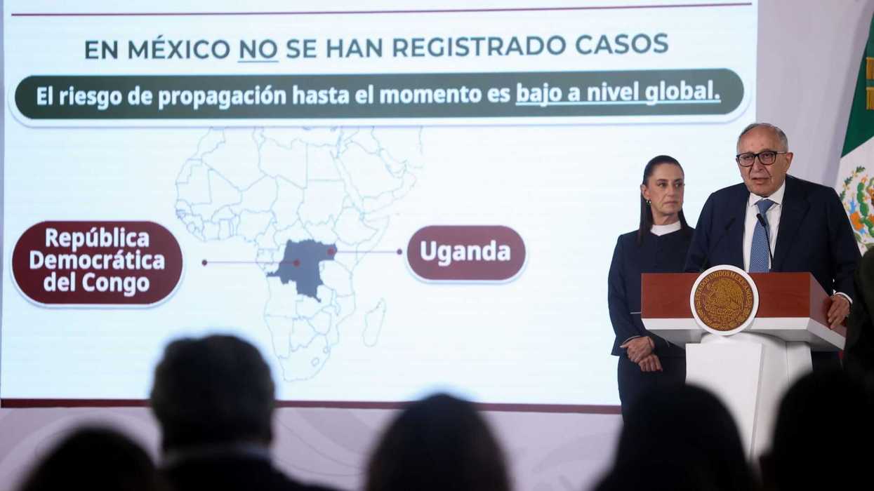 Presentation on Ebola situation in Mexico with map highlighting Congo and Uganda.