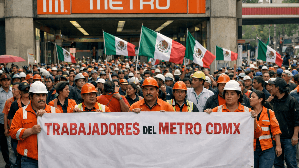 Protest by CDMX metro workers, wearing helmets, holding banner and Mexican flags.
