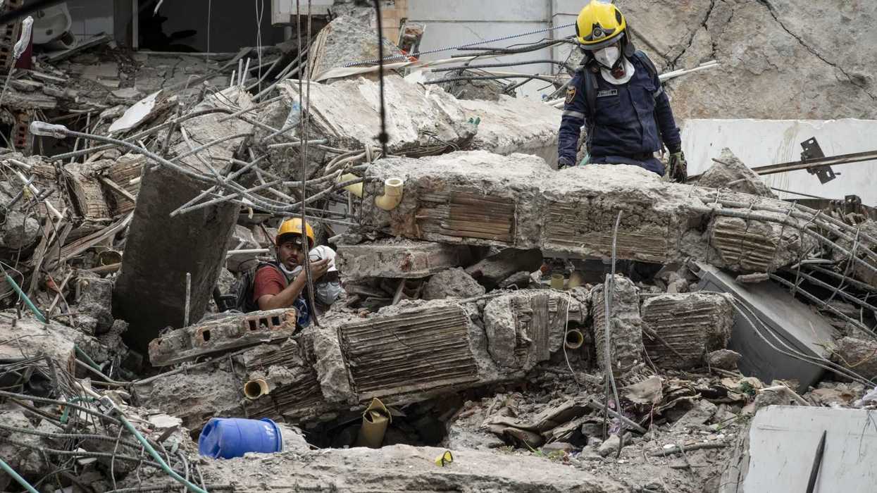 Rescatistas trabajan tras el terremoto de magnitud 7.4 en Colombia