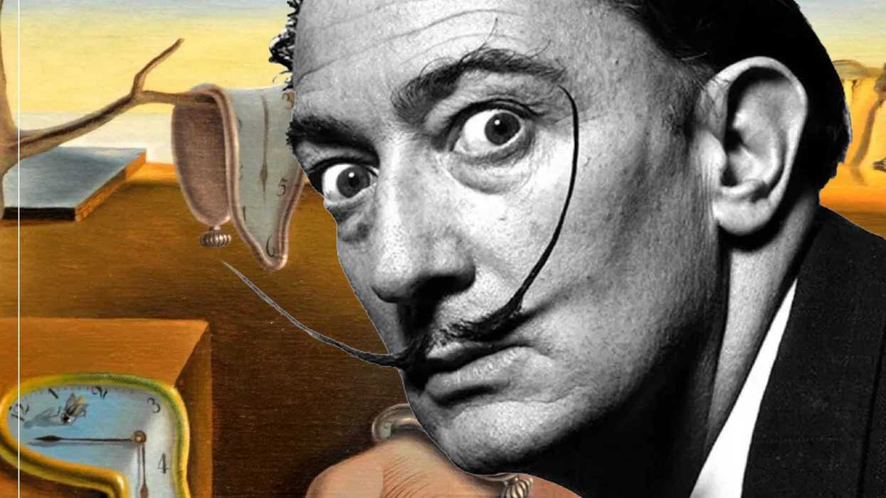 Salvador Dalí sobre una de sus obras más famosas, la de los relojes derritiendose sobre un desierto.