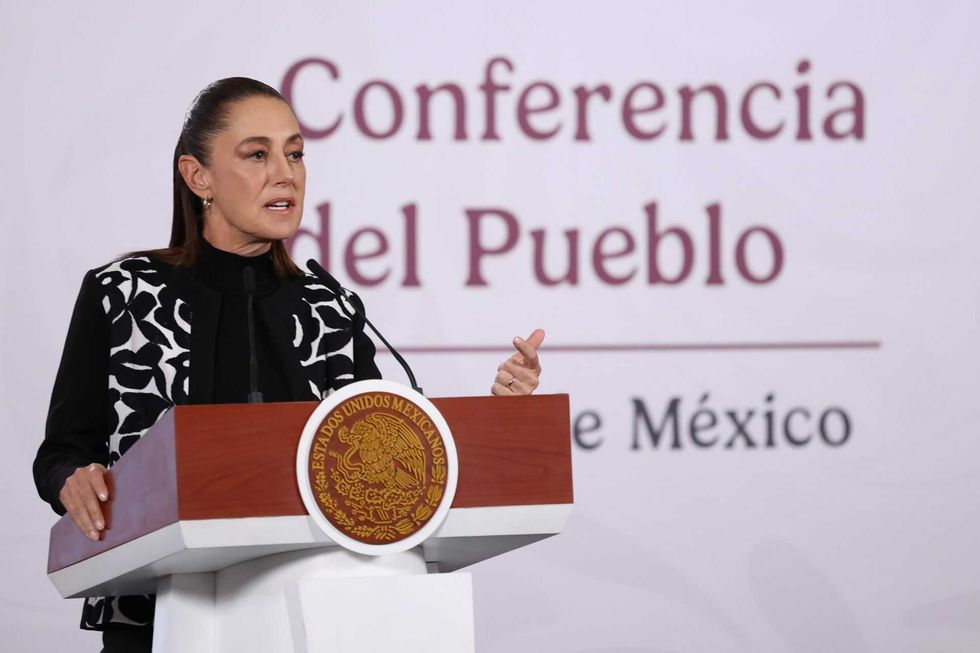 Speaker at podium during Conferencia del Pueblo, Mexico seal visible.