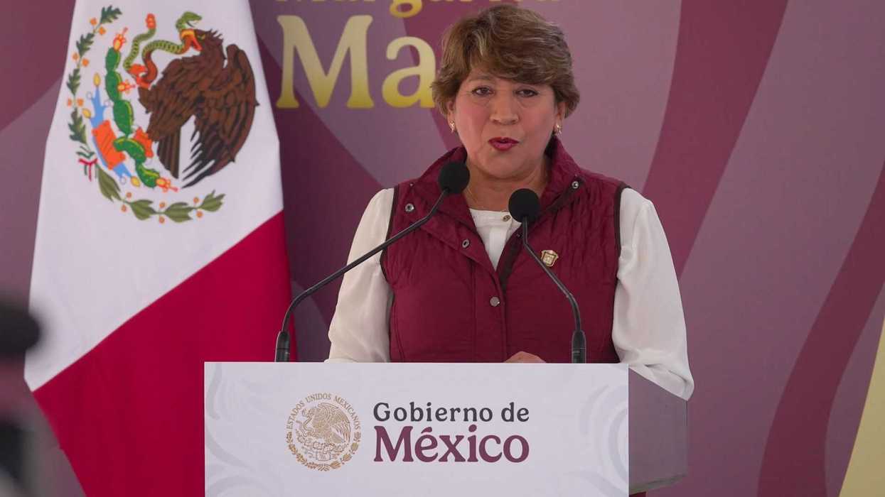 Speaker at podium with Mexico's flag and "Gobierno de México" signage.