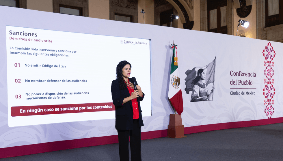 Speaker presents at "Conferencia del Pueblo" in Mexico City, with a sanctions slide displayed.