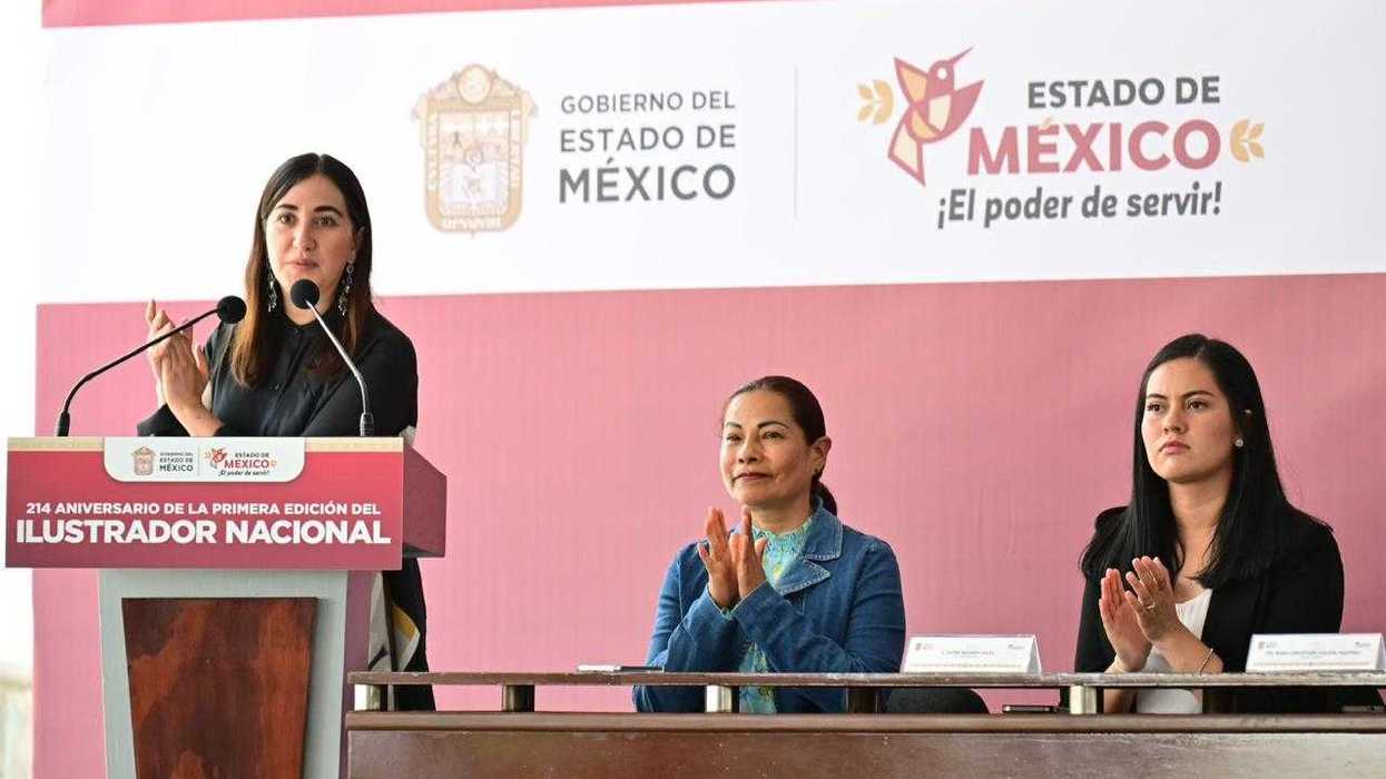 Three women at a podium with "Estado de México" banner in the background.