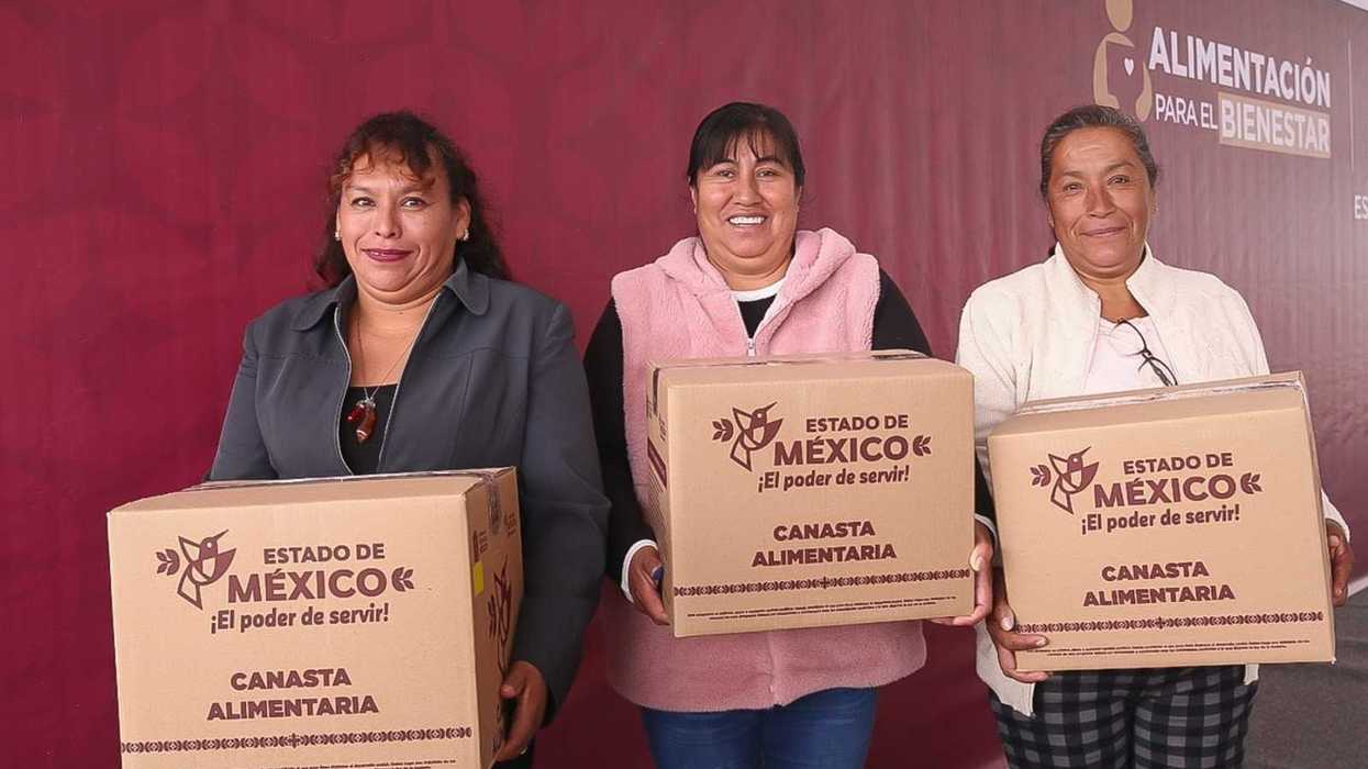 Three women holding food boxes from Estado de México program.