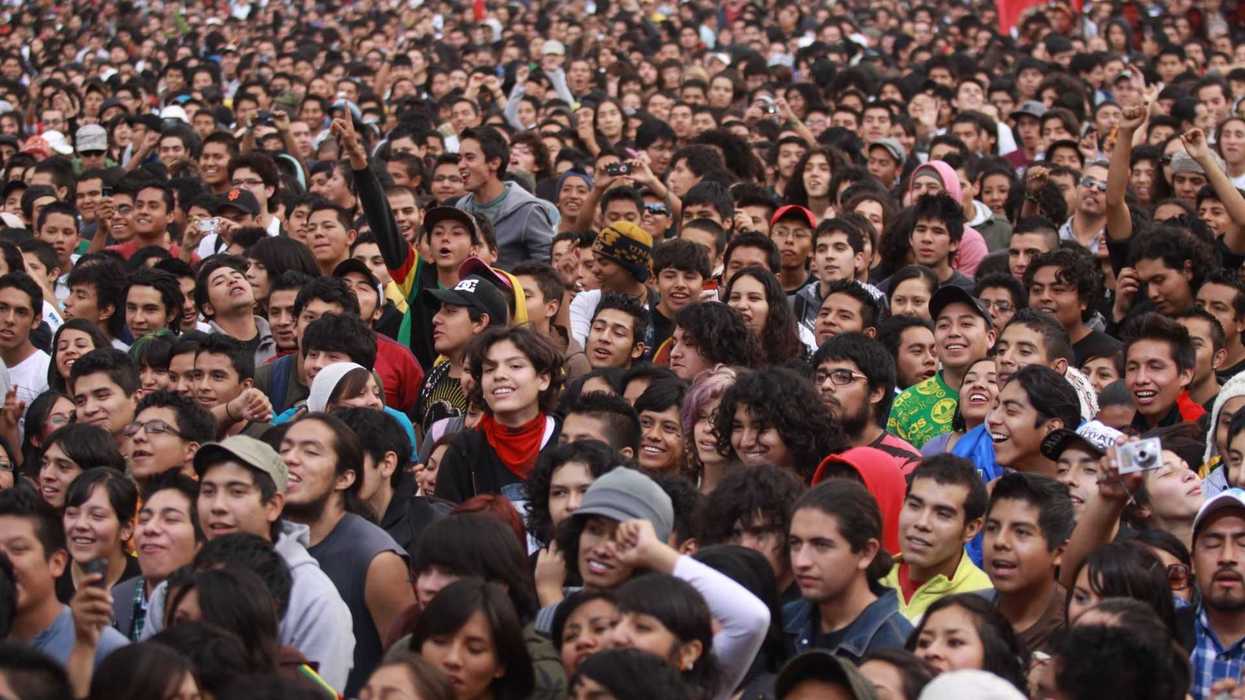 Una multitud de jóvenes en un evento del Gran Silencio