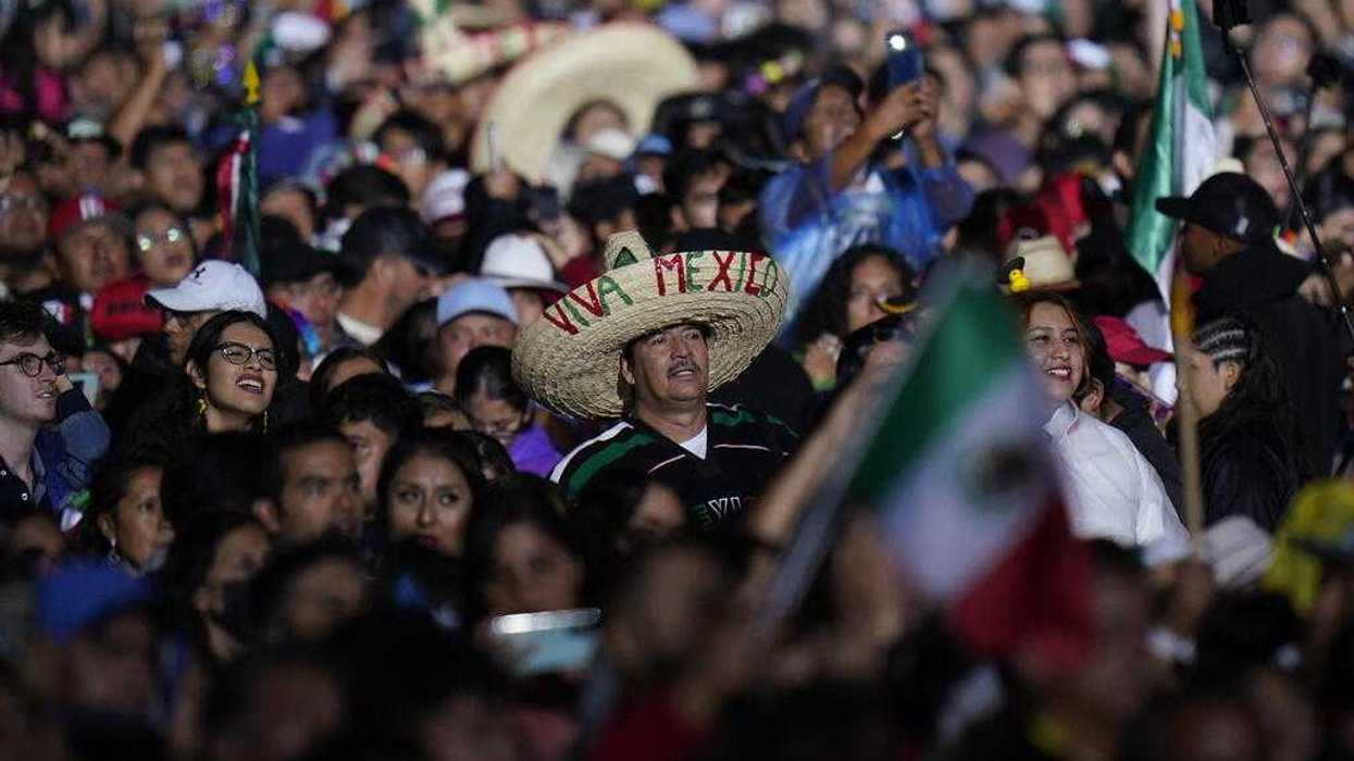 Una persona con sombrero orgulloso de ser mexicano