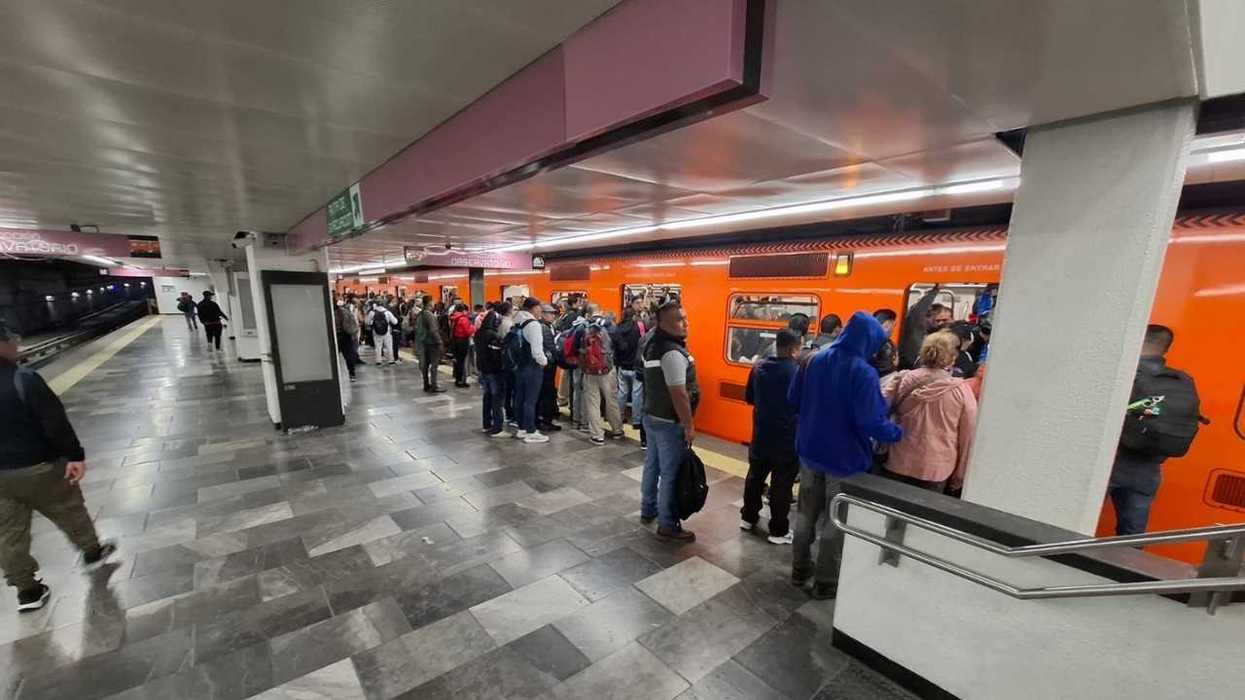 Usuarios esperan el paso de un tren del Metro de la Ciudad de México.