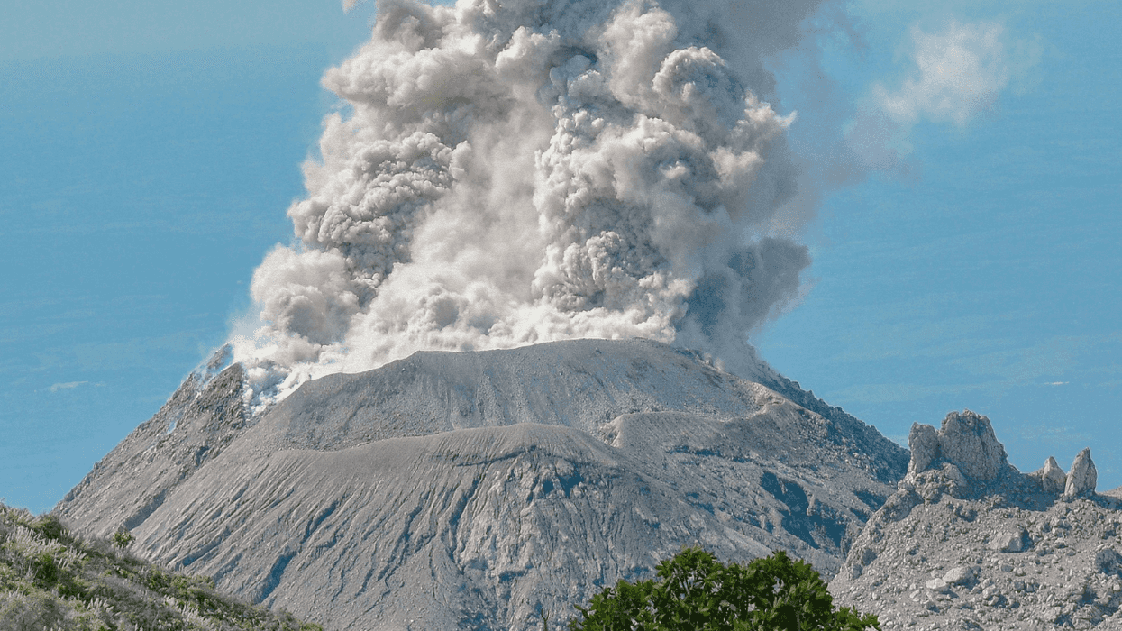 Volcán Puracé en Colombia bajo alerta naranja por actividad y emisiones de ceniza.
